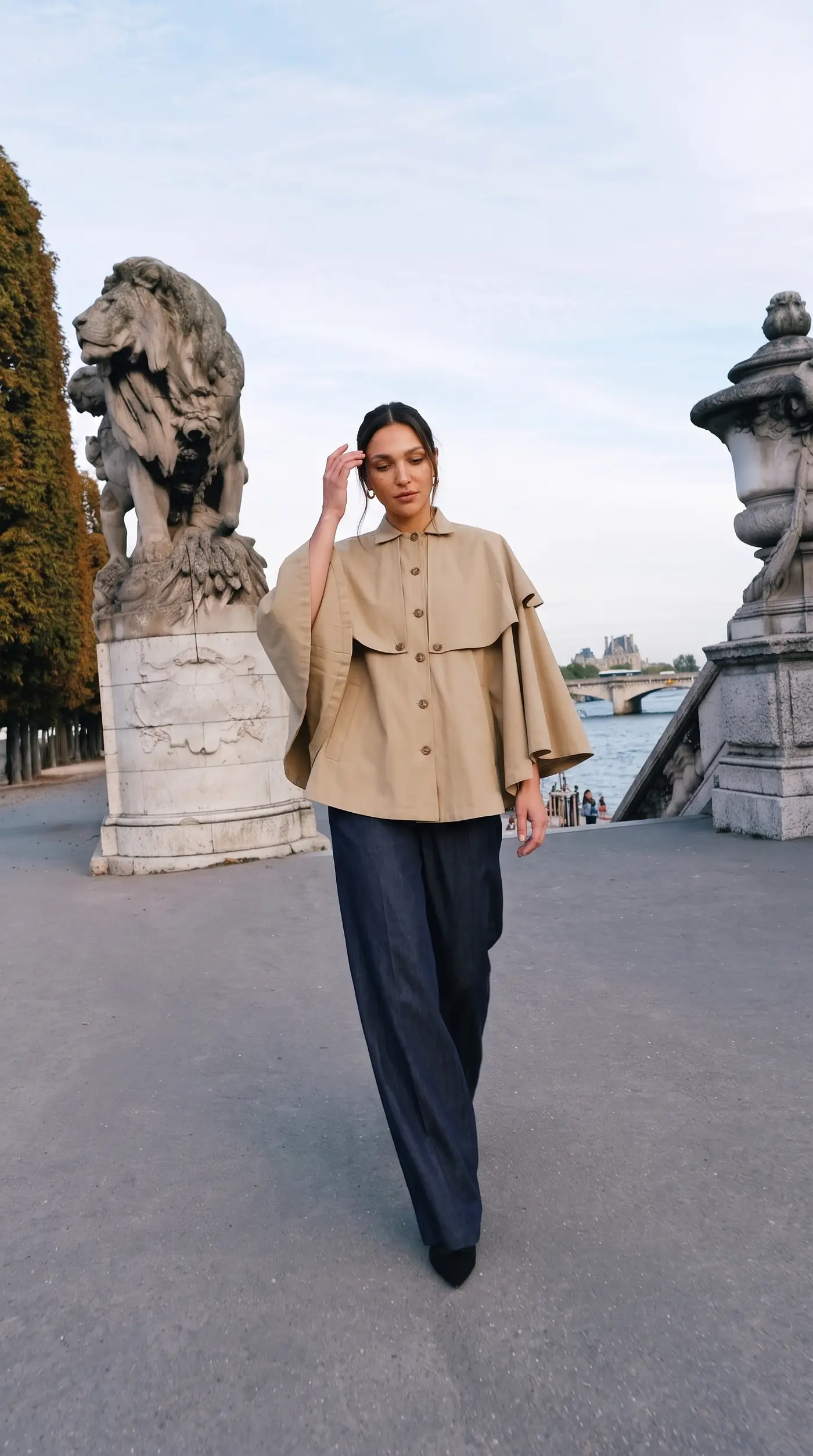 Veste-cape courte portée sur un pont de Paris