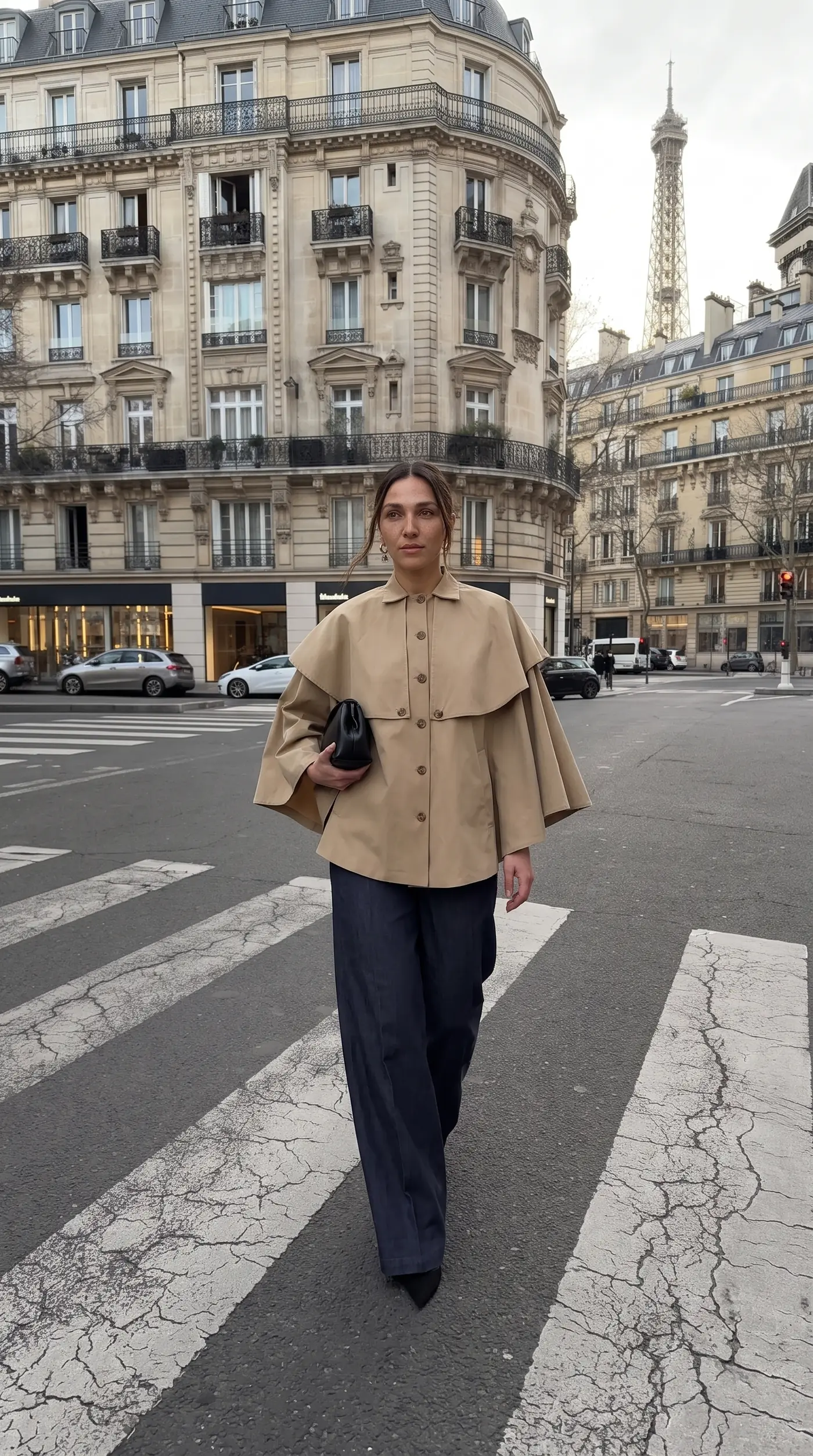 Veste-cape courte portée dans une rue de Paris
