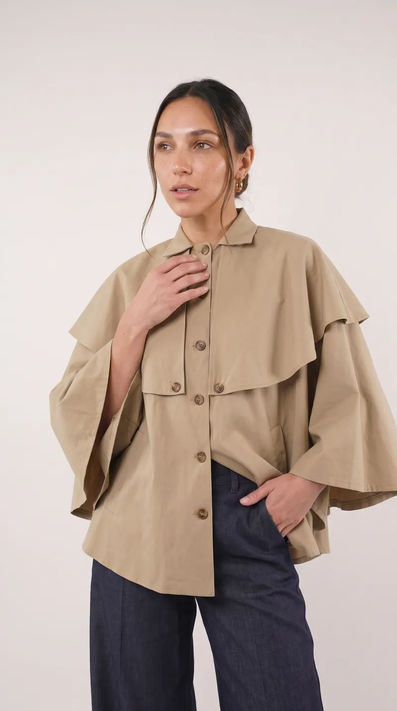 Veste-cape courte portée en studio, sur fond clair