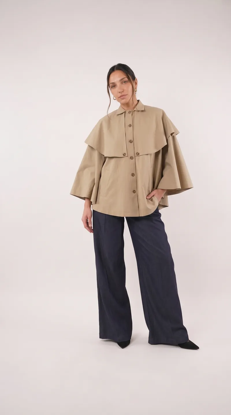 Veste-cape courte portée en studio, sur fond clair