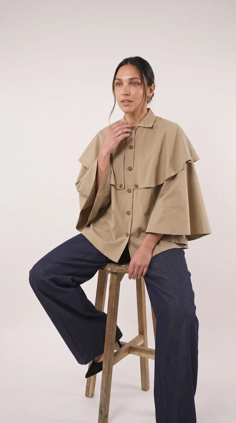 Veste-cape courte portée en studio, sur fond clair
