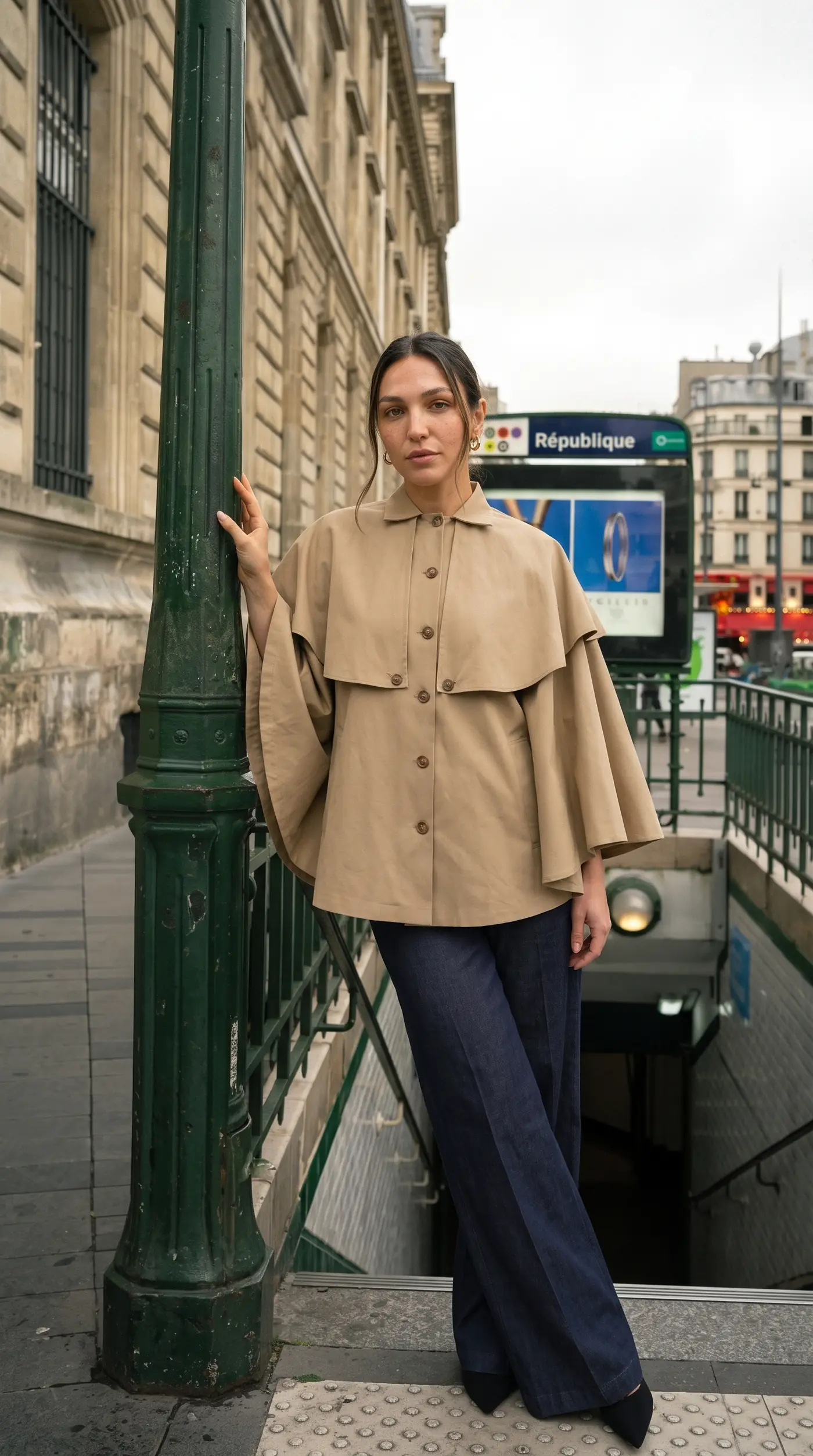 Veste-cape courte portée devant la station de métro République, à Paris