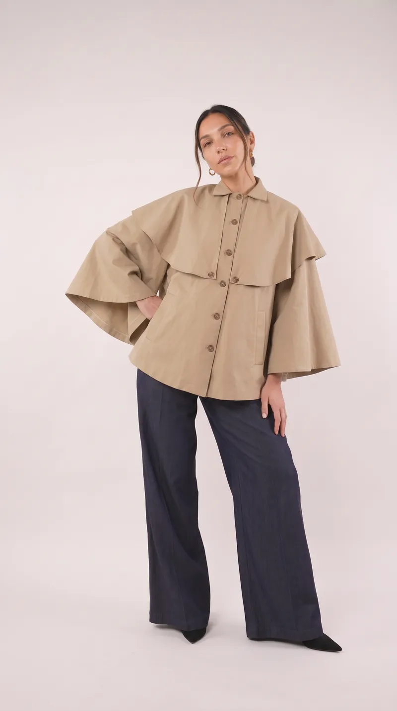 Veste-cape courte portée en studio, sur fond clair
