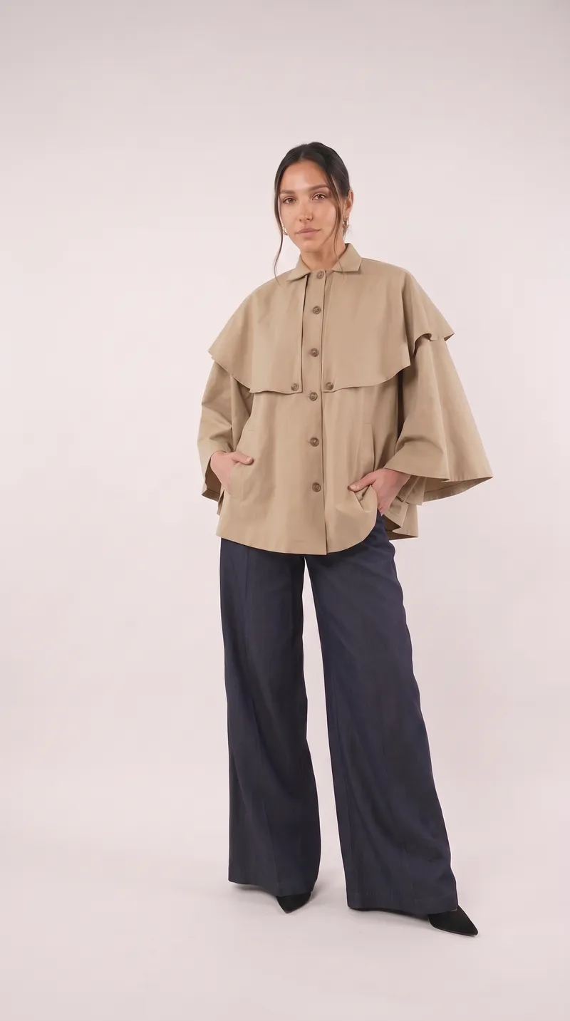 Veste-cape courte portée en studio, sur fond clair