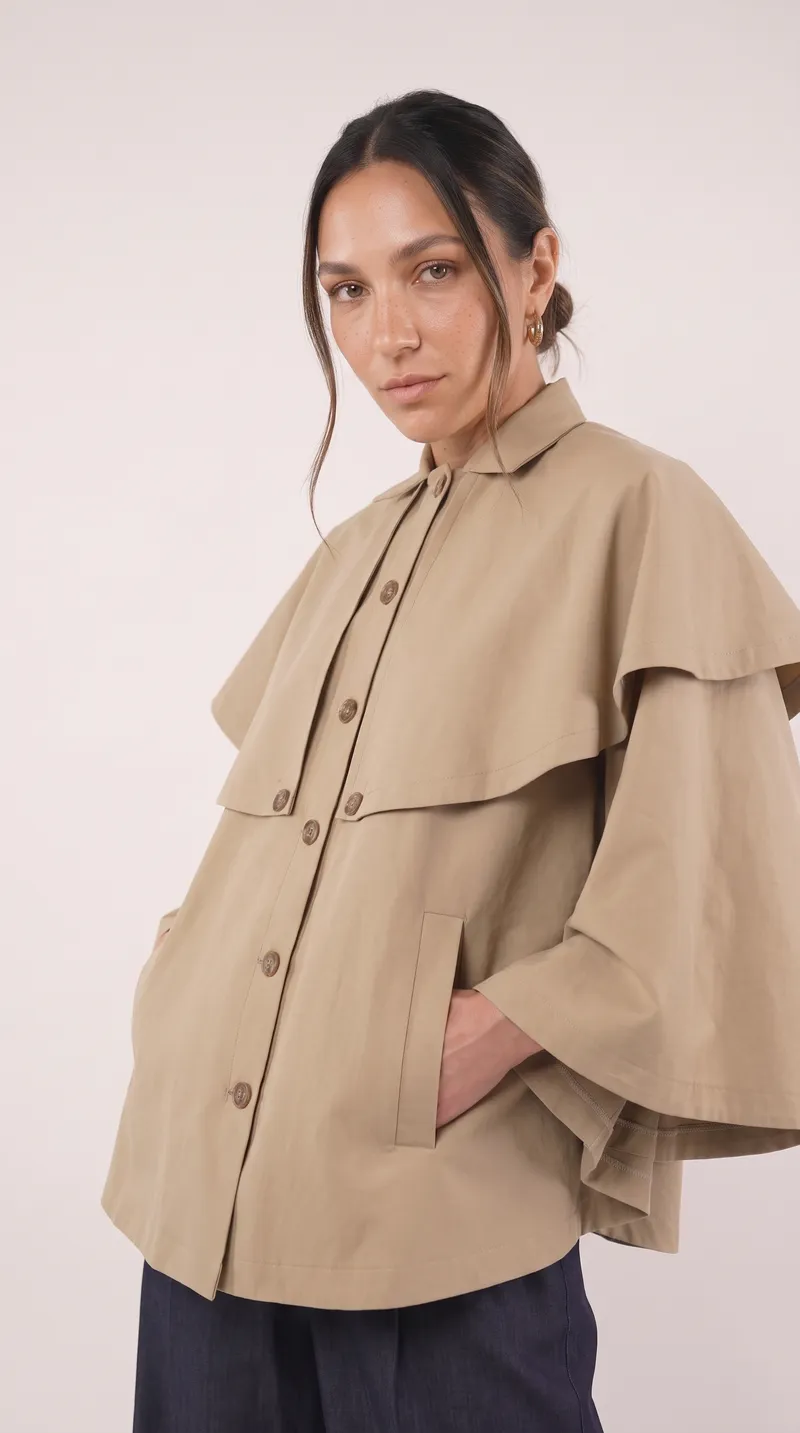 Veste-cape courte portée en studio, sur fond clair